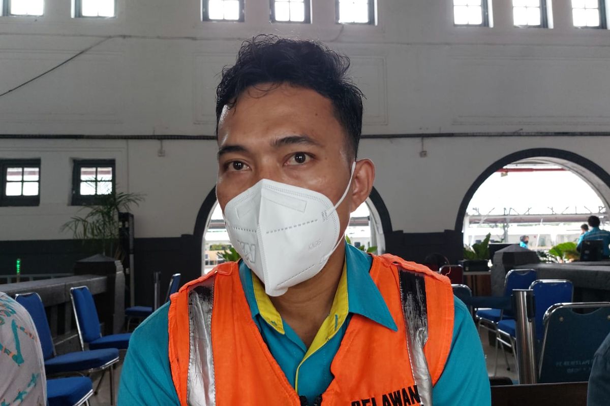 Amri (32) seorang porter relawan yang bertugas membawa barang bawaan penumpang kereta api jarak jauh yang memiliki kebutuhan khusus pada musim liburan Nataru 2022 di Stasiun Pasar Senen, Jakarta Pusat, Senin (26/12/2022). 