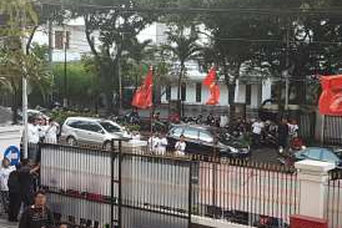 Para relawan pendukung Wali Kota Surabaya, Tri Rismaharini, untuk menjadi calon gubernur DKI Jakarta ketika menyampaikan aspirasi di luar kantor DPP Partai Demokrasi Indonesia Perjuangan (PDI-P), Jakarta Pusat, Kamis (16/6/2016).
