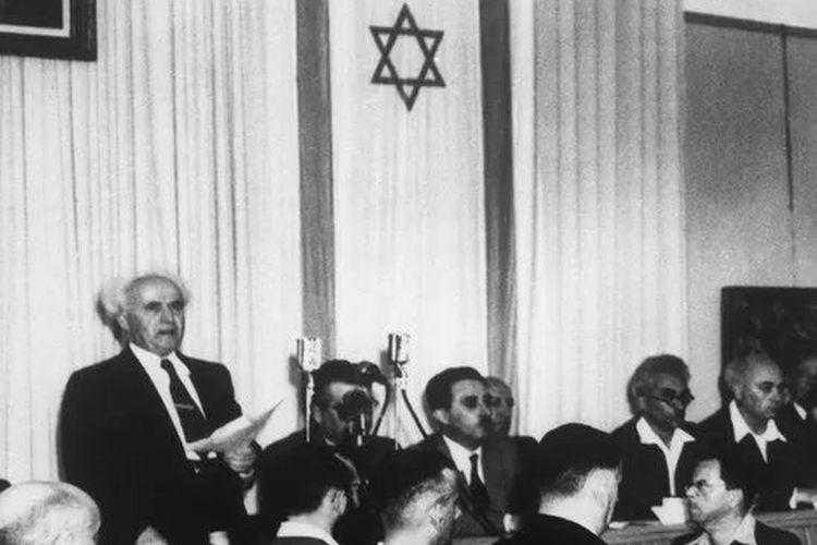 Perdana Menteri Israel David Ben-Gurion mendeklarasikan negara Yahudi Israel yang baru pada tahun 1948.