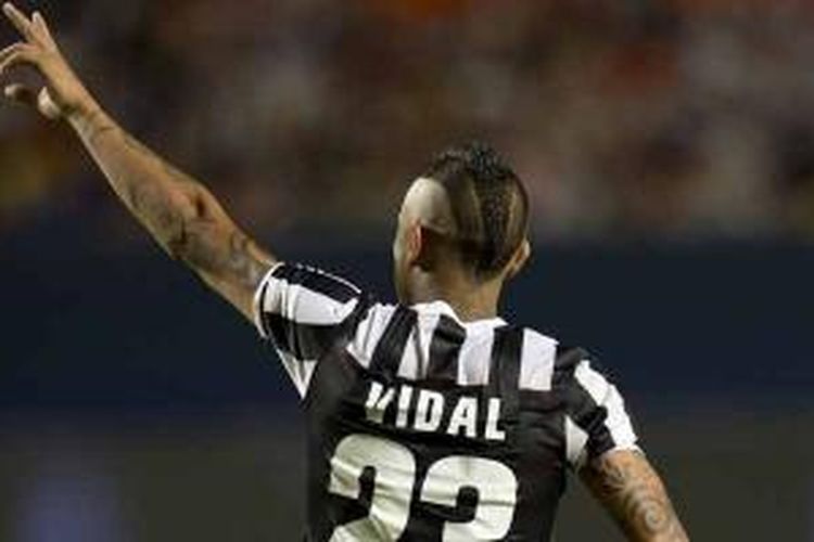 Pemain Juventus Arturo Vidal melambaikan tangan kepada penonton saat adu penalti melawan Inter Milan di ajang International Champions Cup, Selasa (6/8/2013), di Sun Life stadium di Miami Garden.