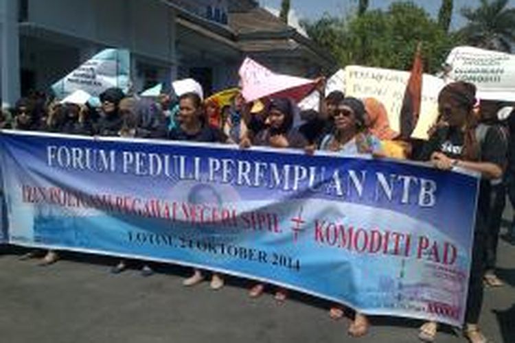 Ibu-ibu demo Kantor Bupati Lombok Timur, Nusa Tenggara Barat (NTB) menuntut 'Perbub Poligami PNS Bayar Rp 1 Juta' Dicabut. 
