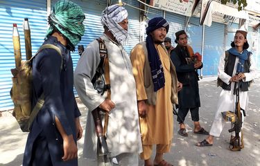 Milisi Taliban berjaga di kota Kunduz, Afghanistan utara, Senin (9/8/2021). Taliban menyerang secara agresif dalam beberapa pekan terakhir, menargetkan sejumlah ibu kota provinsi untuk diduduki setelah menguasi distrik demi distrik.