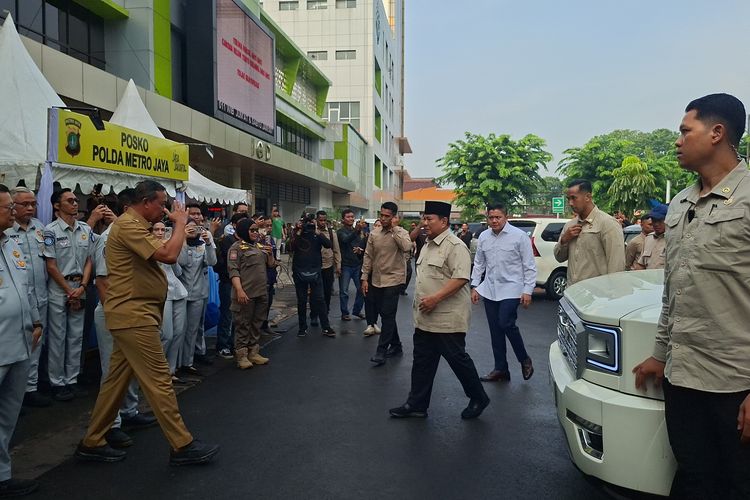 Prabowo Kunjungi Korban Kecelakaan Kereta Bekasi Timur di RSUD Kota Bekasi