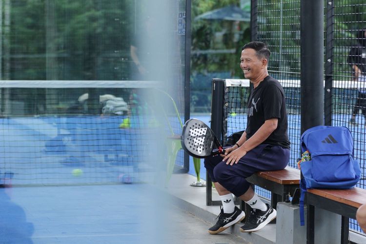 Direktur teknik Persib Bandung Djadjang Nurdjaman berpose setelah diwawancara Kompas.com di Padel Co, Batununggal, Bandung, Jawa Barat, Kamis (19/2/2026).