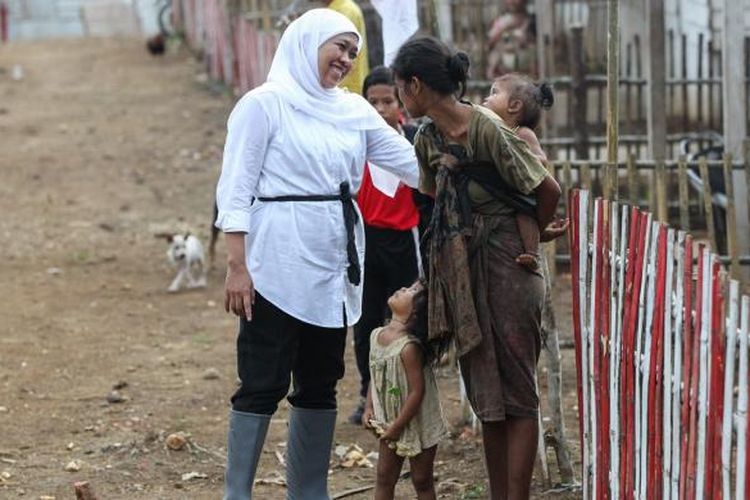 Menteri Sosial Khofifah Indar Parawansa berbincang dengan warga saat meresmikan rumah bagi Suku Anak Dalam di Desa Pulau Lintang, Kecamatan Bathin VIII, Kabupaten Sorolangun, Jambi, Sabtu (18/2/2017). Kementerian Sosial membangun 23 unit rumah untuk mewujudkan kehidupan warga Suku Anak Dalam yang lebih sejahtera dan mandiri.