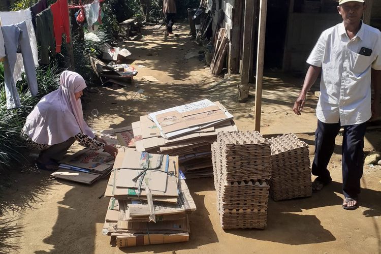 Nasabah bengkel Nazamuddin saat  menyetorkan sampah berupa kardus ke Bengkel Sampah      