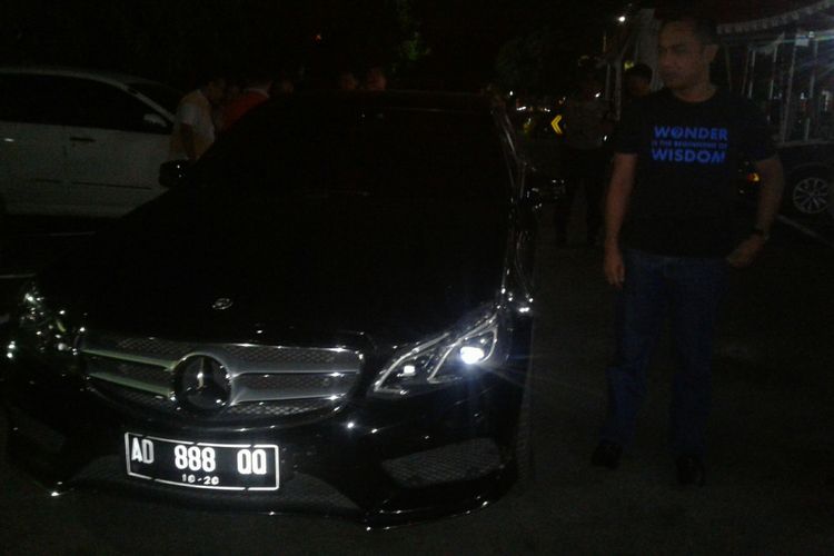 Mobil sedan jenis Mercedez Benz hitam AD 888 QQ milik tersangka IA diamankan di Mapolresta Surakarta, Solo, Jawa Tengah, Rabu (22/8/2018) malam.