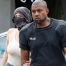 Kanye West Pakai Bantalan Bahu Ekstra Tebal dan Kaus Kaki Tanpa Sepatu, Bakal Jadi Tren Baru?