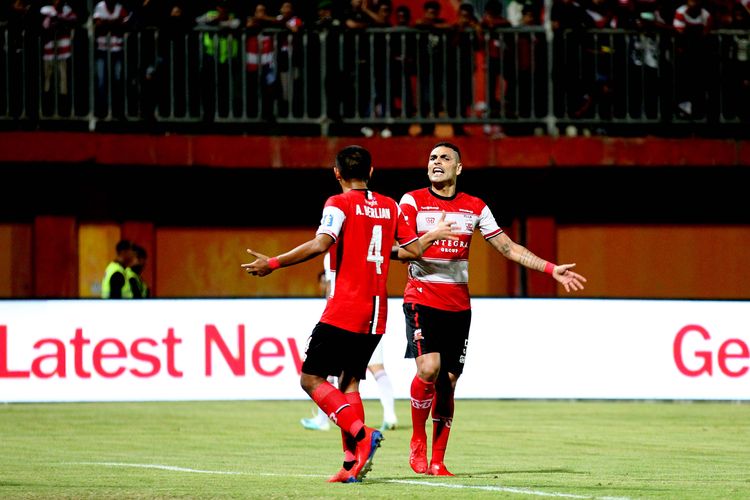 Pemain asing Madura United, Jaimerson da Silva Xavier kordinasi dengan Asep Berlian.