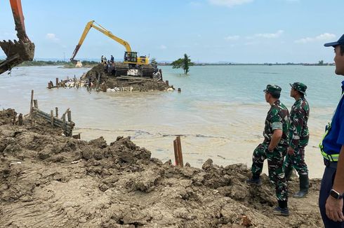 Video Viral Ekskavator Terbawa Arus Banjir Saat Perbaiki Tanggul Jebol, Camat di Demak: Operatornya Selamat