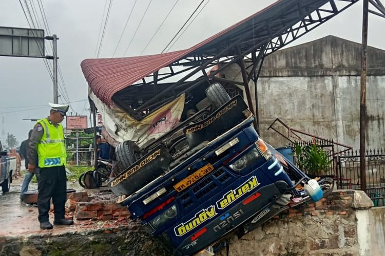 Sopir Ngebut, Bus di Asahan Terbalik Tabrak Dinding, 9 Orang Terluka   