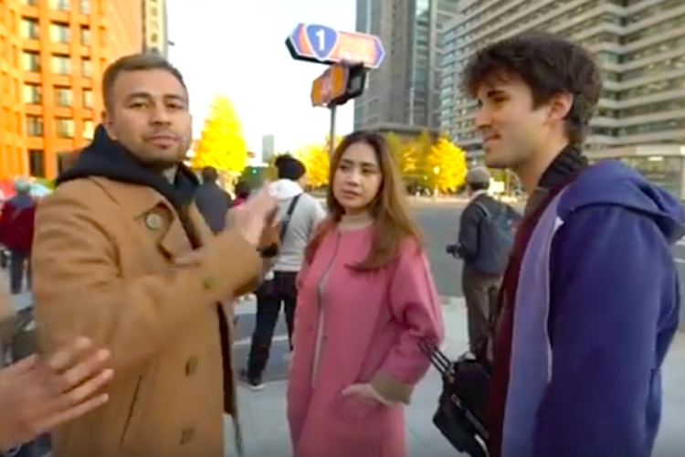 Raffi Ahmad saat mencoba bicara bahasa Inggris dengan kru asing di Jepang