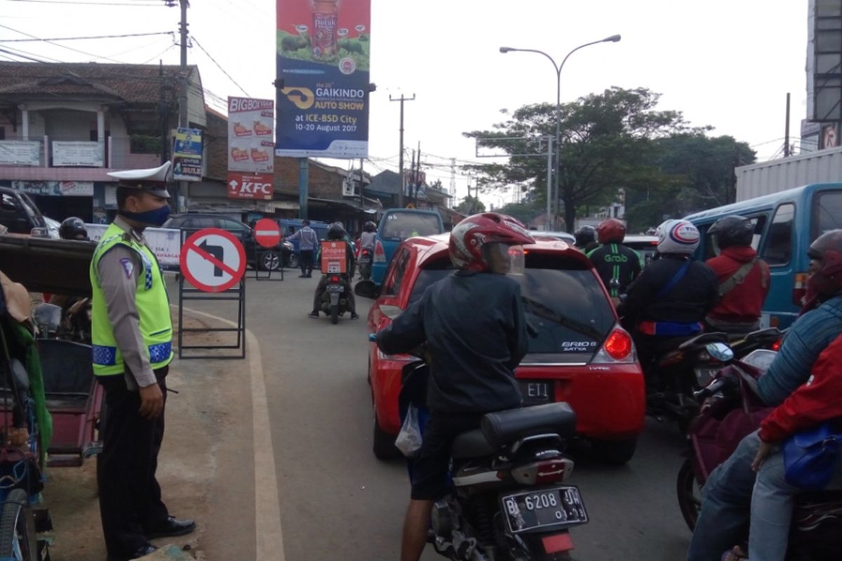 Uji coba penerapan Jalan Dewi Sartika di Depok menjadi jalan satu arah dimulai Sabtu (29/7/2017). Seperti yang direncanakan, sistem satu arah berlaku bagi lalu lintas kendaraan dari arah Jalan Raya Sawangan menuju Jalan Margonda dan Jalan Siliwangi.