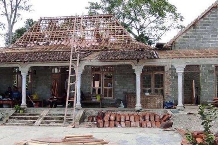 Kondisi rumah keluarga Jumali yang rusak terdampak ledakan petasan di Dusun Tegalrejo Sadeng, Desa Karangbendo, Kecamatan Ponggok, Kabupaten Blitar, Sabtu (25/2/2023). 