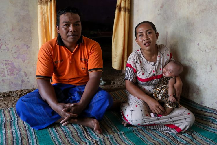 Salah satu ibu muda di Kelurahan Bandengan, Kabupaten Kendal, Jateng, Lisfiyanah (35) bersama suaminya, Nur Wahab (40) sedang menimang anak keempatnya.