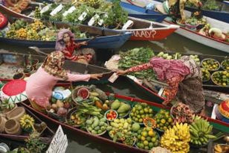 Festival Jukung Hias Pasar Terapung 2015 di Pasar Terapung Lok Baintan, Desa Sungai Pinang Kecamatan Sungai Tabuk, Kabupaten Banjar, Kalimatan Selatan, Sabtu (24/10/2015). Pasar Terapung Lok Baintan merupakan salah satu aset wisata di Kalimantan Selatan.