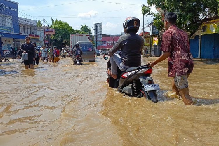 Arus lalu lintas di Jalan Raya Dayeuhkolot, Kabupaten Bandung, JawaBarat, tersendat lanataran luapan sungai Citarum, banjir tersebut terjadi sejak Jumat kemarin, jalur itu hanya bisa di lintasi oleh kendaraan besae, Sabtu (1/11/2025)