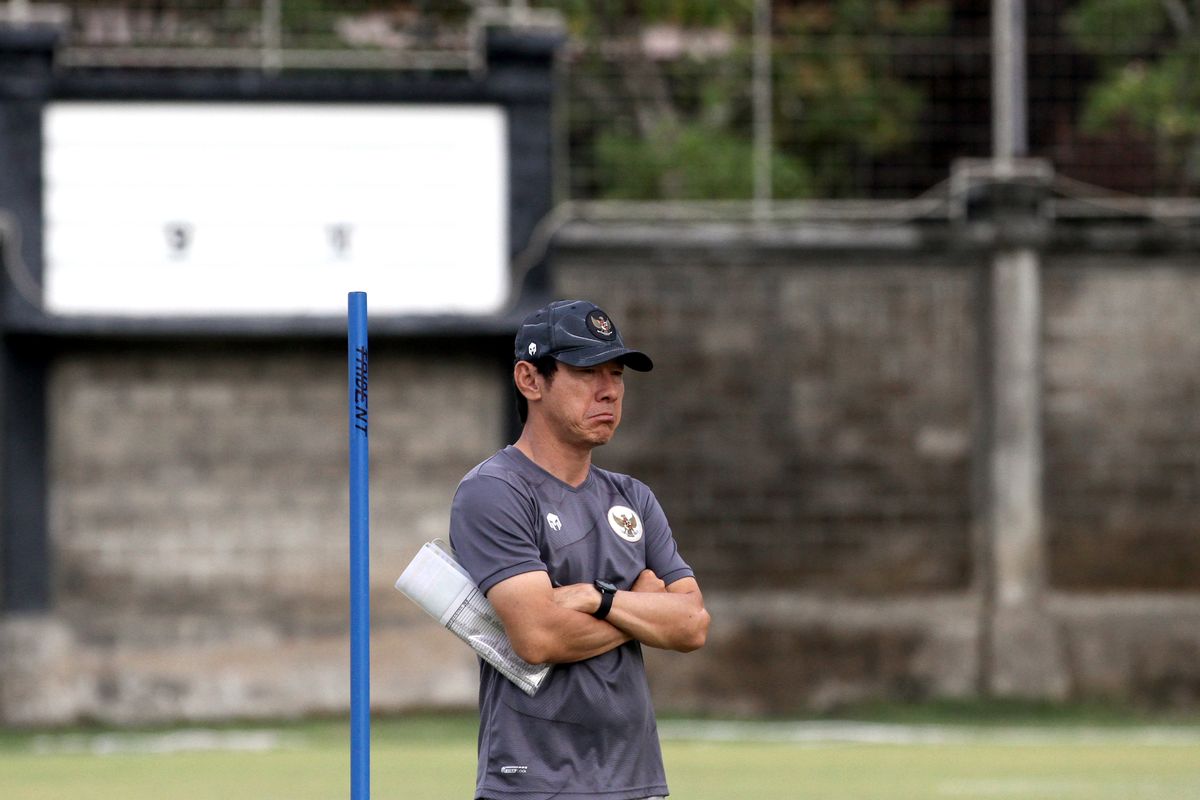 Pelatih Timnas Indonesia Shin Tae-yong saat memimpin latihan persiapan ujicoba FIFA Matchday di Stadion Gelora Trisakti Kuta, Bali, Jumat (21/1/2022) sore.