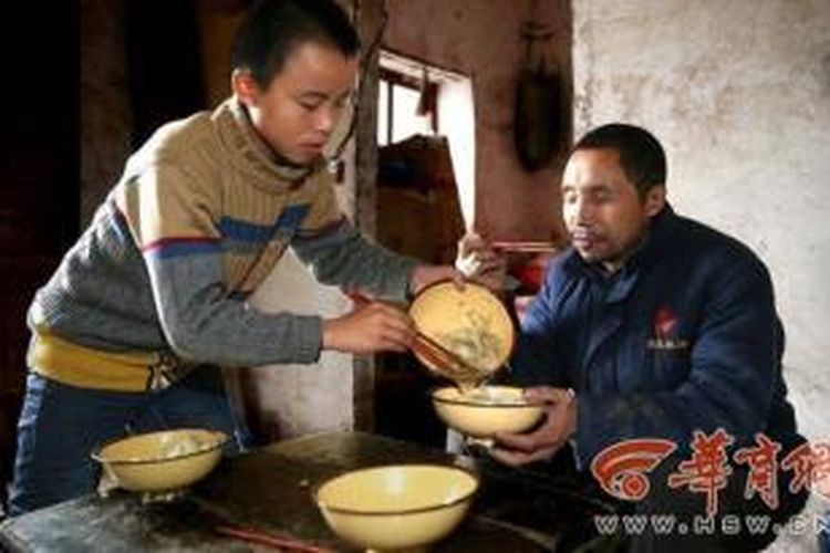 Feng memberi makan ayahnya yang buta.