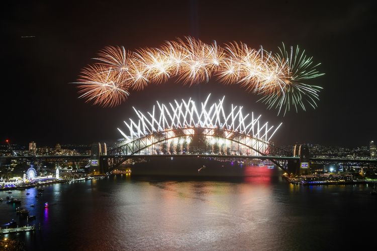 Kembang api tengah malam menyemarakkan Jembatan Sydney Harbour selama Malam Tahun Baru di Sydney, Australia, pada 31 Desember 2019.