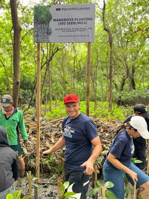 Marsh McLennan menyelenggarakan kegiatan penanaman mangrove di Ekowisata Mangrove Pantai Indah Kapuk, Jakarta, Kamis (26/1/2023). 
