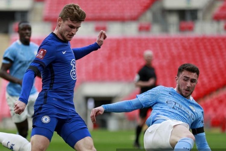 Timo Werner (kiri) dalam pertandingan Chelsea vs Man City di semifinal Piala FA di Stadion Wembley, Sabtu (17/4/2021) malam WIB. 