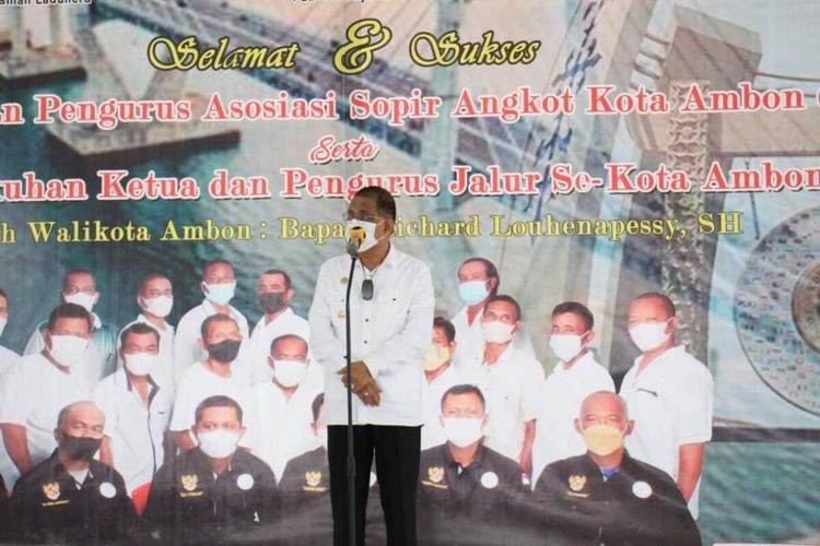 Wali Kota Ambon Richard Louhenapesst melantik Pengurus Asosiasi Supir Angkot Kota Ambon (ASKA) di Tribun Lapangan Merdeka, Kota Ambon, Kamis (25/11/2021)