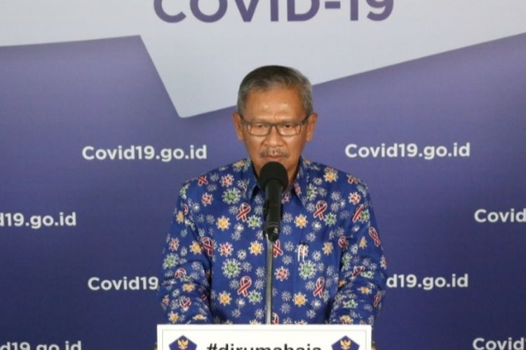 Dirjen Pencegahan dan Pengendalian Penyakit (P2P) Achmad Yurianto memakai batik bermotif virus saat memberikan informasi perkembangan data harian Covid-19 di Graha BNPB pertengahan April 2020 lalu. 