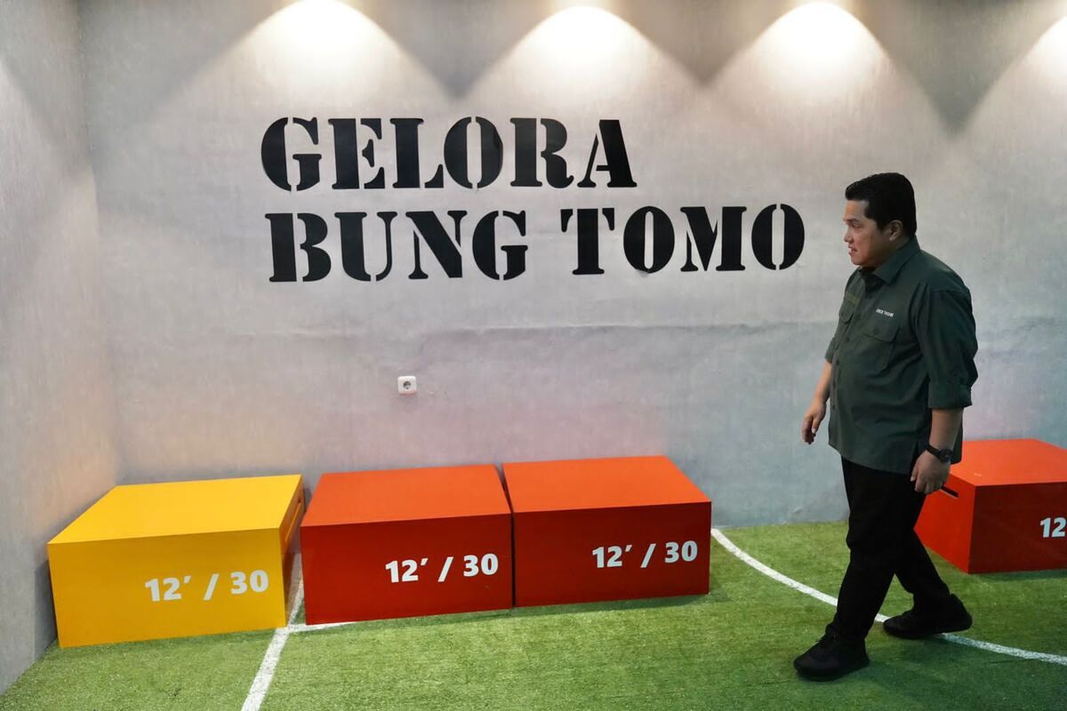 Ketua Umum PSSI Erick Thohir saat meninjau Stadion Gelora Bung Tomo Surabaya jelang Piala Dunia U-20, Senin (13/3/2023).
