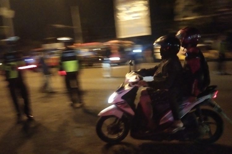 Salah seorang pemudik motor tengah melintas di Pos Penyekatan Tanjungpura, Karawang Barat, Karawang, Kamis (6/5/2021) dini hari.
