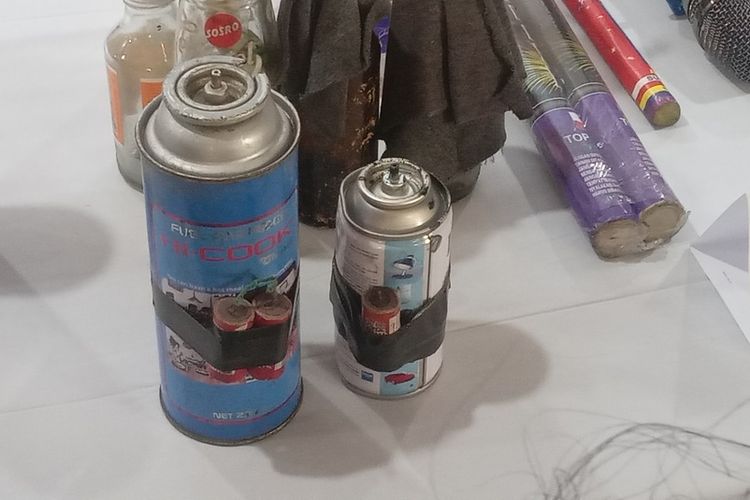 polisi memperlihatkan barang bukti bom molotov yang dirakit para pelaku