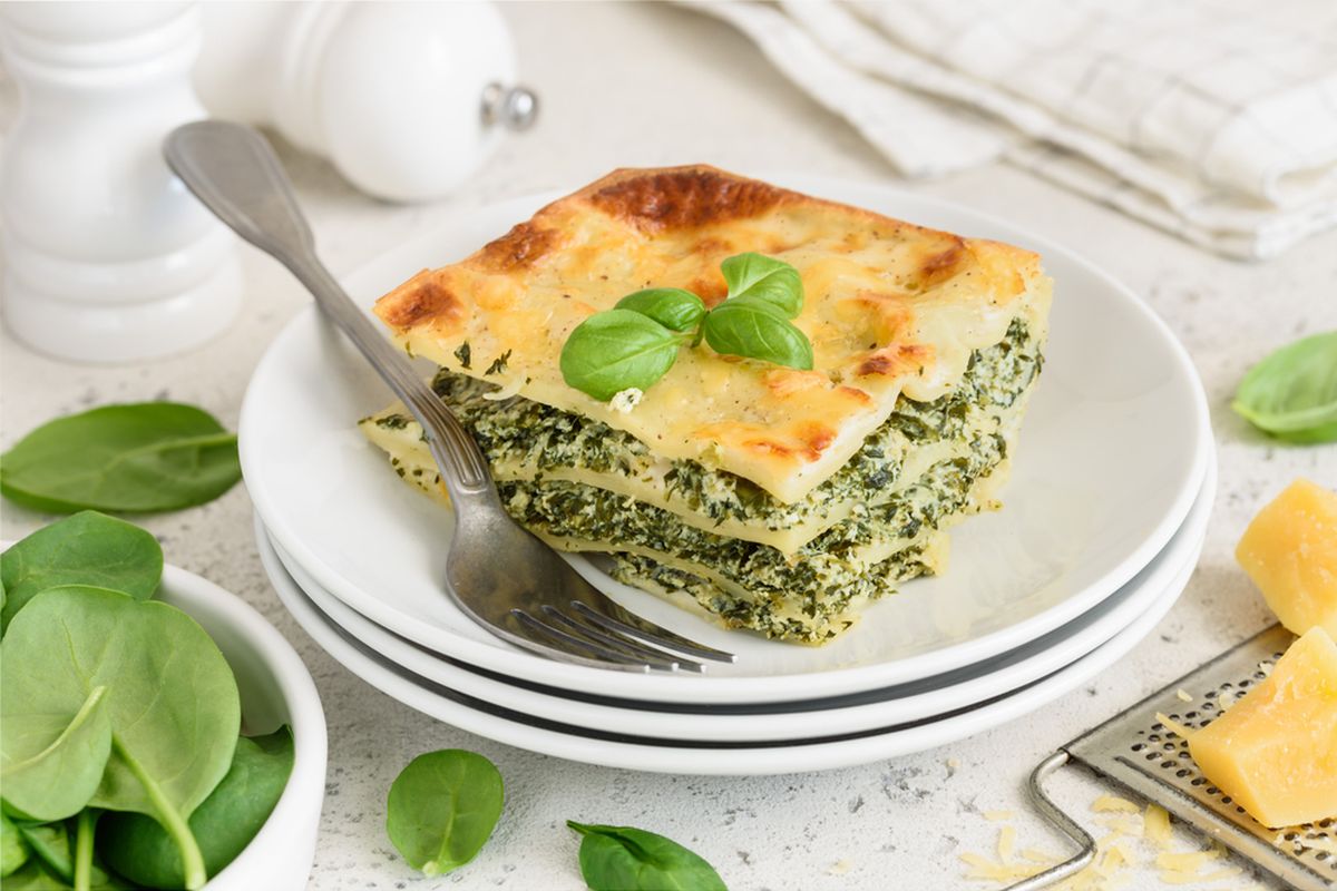 Ilustrasi lasagna bayam ayam.
