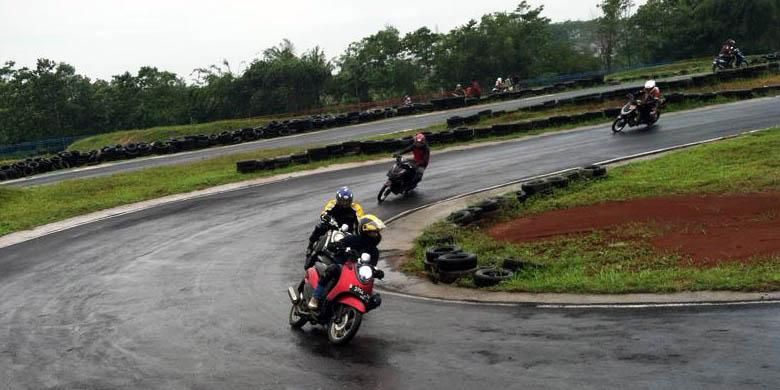 Fino Owners Indonesia (FOI) latihan menikung di Sirkuit Gery Mang, Subang, Jawa Barat, awal Februari 2015.