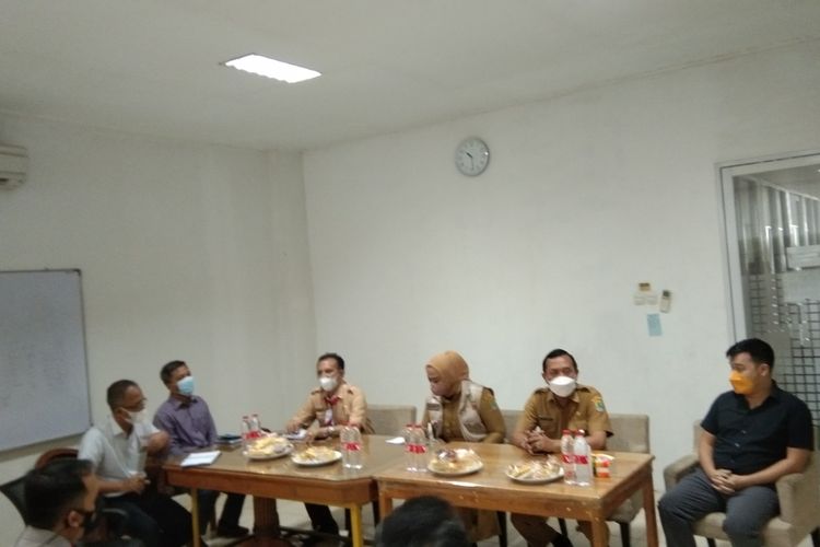 Pertemuan antara Bupati Karawang Cellica Nurrachadiana, Disnakertrans Karawang, dan Manajemen PT Hasil Raya Industri, Senin (14/2/2022). Pertemuan itu membahas persoalan curhat Giri Pamungkas (27), buruh yang kena PHK sepihak setelah mengalami kecelakaan kerja.