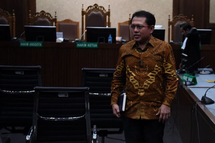 Terdakwa kasus dugaan suap dan gratifikasi pengurusan perkara di Mahkamah Agung (MA) Hasbi Hasan berjalan keluar usai menjalani sidang pembacaan putusan di Pengadilan Tipikor, Jakarta, Rabu (3/4/2024). Majelis Hakim memvonis mantan Sekretaris MA itu dengan hukuman enam tahun penjara, denda Rp1 miliar serta membayar uang pengganti sebesar Rp3.880.844.400. ANTARA FOTO/Akbar Nugroho Gumay/tom.