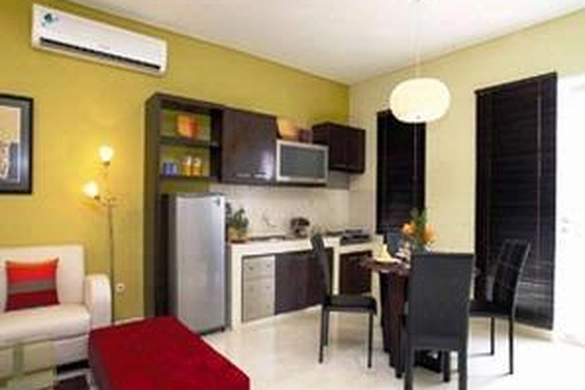 Tak ada batas sama sekali antara ruang tamu dengan ruang makan dan dapur. Malahan, kitchen set benar-benar berada di sebelah sofa. Penataan ruang seperti ini bisa membuat ruang tamu ikut berasap ketika ada yang sedang memasak di dapur. Karenanya, agar asap segera keluar, sebaiknya kompor diletakkan sejauh mungkin dari ruang tamu, dan sedekat mungkin dengan jendela. Lebih baik lagi jika dapur dilengkapi cookerhood.  