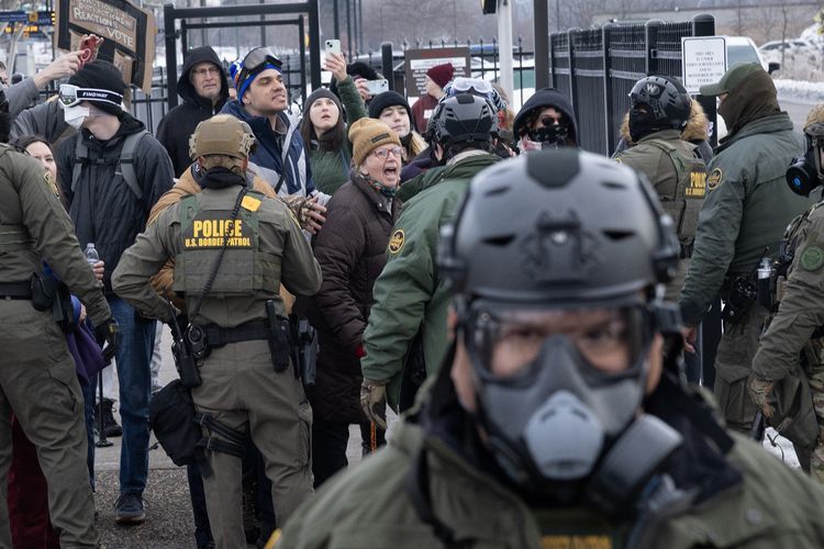 Pedemo bentrok dengan aparat dalam demo di luar gedung federal Whipple, untuk memprotes penembakan seorang ibu oleh agen Penegakan Imigrasi dan Bea Cukai (ICE) di Kota Minneapolis, Negara Bagian Minnesota, Amerika Serikat, Kamis (8/1/2026).