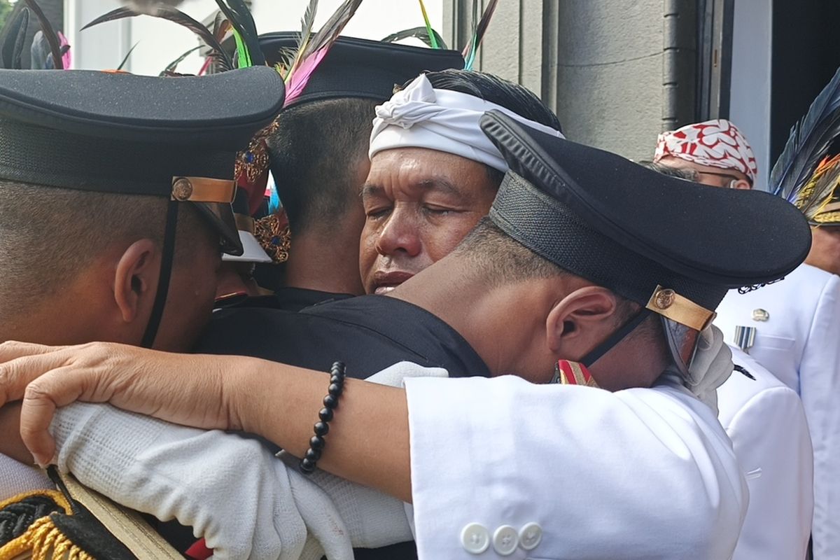 Gubernur Jabar, Dedi Mulyadi menangis saat memeluk sejumlah siswa peserta program pendidikan berkarakter usai melaksanakan upacara Hari Kebangkitan Nasional di Gedung Sate, Selasa (20/5/2025).