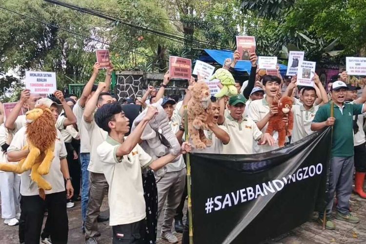 Para pegawai Bandung Zoo menggelar aksi damai di Jalan Taman Sari, Kota Bandung, Jumat (12/9/2025)
