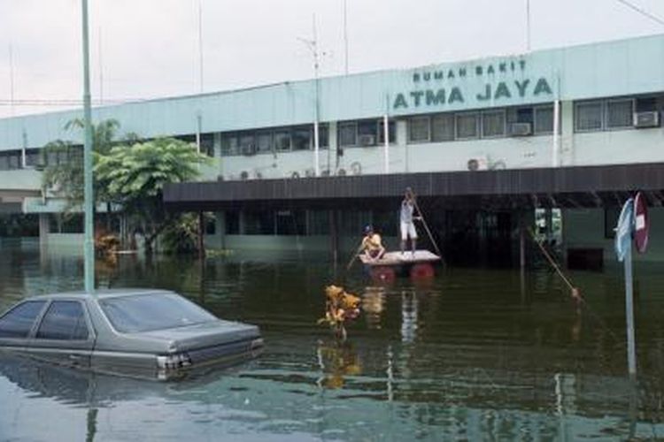 Ketinggian air di dalam Rumah Sakit Atmajaya di Jalan Pluit Raya, Jakarta Utara, sampai Kamis (7/2/2002) masih belum surut. Sejak banjir menggenangi rumah sakit itu pada Sabtu lalu, seluruh pelayanannya dipindah ke Rumah Sakit St Carolus di daerah Salemba, Jakarta Pusat.