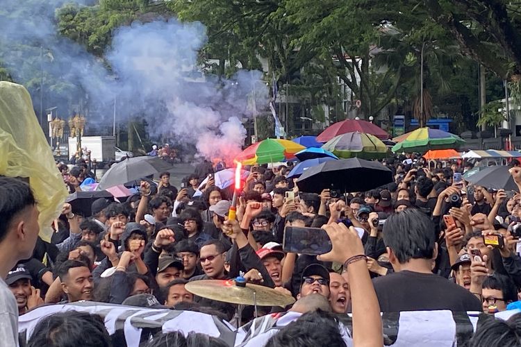 Musik Hardcore dan Punk Warnai Aksi Hari Buruh di Kota Malang