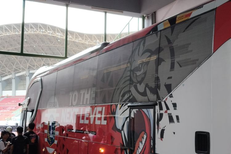 Tim Persija Jakarta tiba di Stadion Patriot Chandrabaga, Minggu (16/2/2025). 