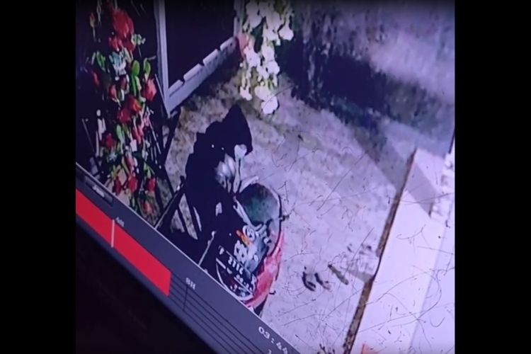 Aksi curanmor di sebuah halaman rumah di Kabupaten Cianjur, Jawa Barat, berhasil terekam CCTV