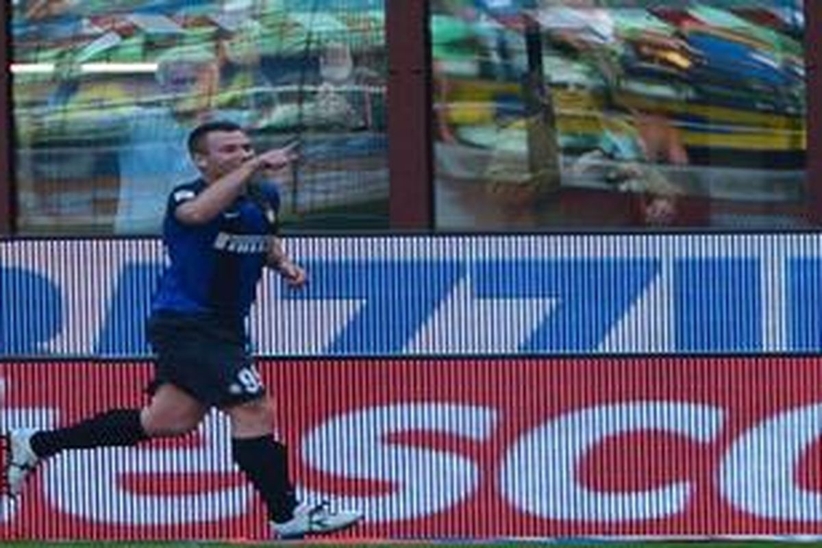 Penyerang Inter Milan, Antonio Cassano, merayakan golnya ke gawang Catania, pada laga Serie-A, di Giuseppe Meazza, Minggu (21/10/2012). 