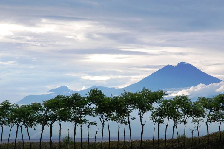 Gunung berapi Rinjani dilihat dari pantai barat Sumbawa, Nusa Tenggara Barat.