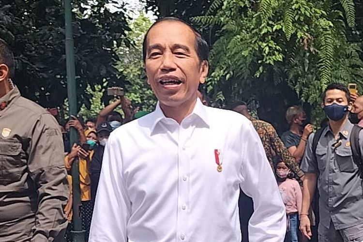 Presiden RI Joko Widodo (Jokowi) saat berkunjung ke Taman Balekambang Solo, Jawa Tengah, pada Kamis (26/5/2022).