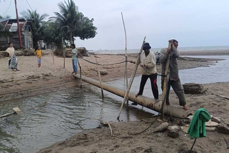 Jalanan Amblas di Aceh Utara Belum Diperbaiki, Warga Pakai Tiang Listrik Jadi Jembatan