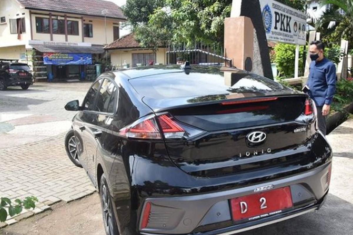 Wagub Jabar dan Mobil Dinas Listrik