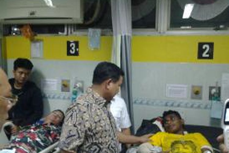 Prabowo Subianto saat menjenguk para relawan di RSPAD Gatot Subroto, Jakarta, Kamis (21/8/2014).