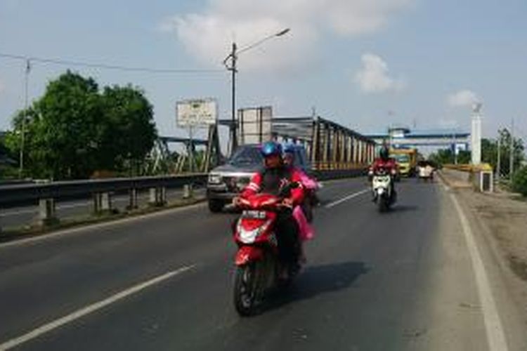 Arus lalu lintas di Jalur Pantura Martoloyo, Kota Tegal, Jawa Tengah dari arah Jakarta ke Semarang terpantau lancar, Minggu (26/12/2015)